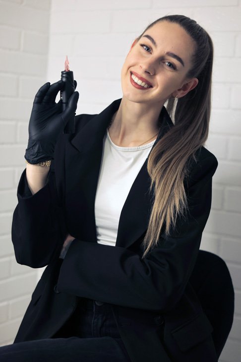 Adriana při práci v salonu